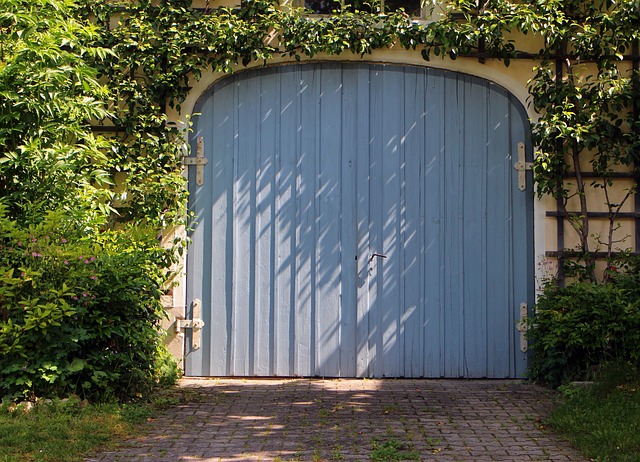 Vintage Garage Door Survival: Weatherproofing for Chicago’s Winter Extremes