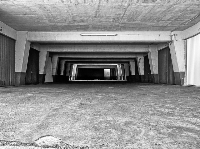 garage-door-640x480-43118480.jpeg